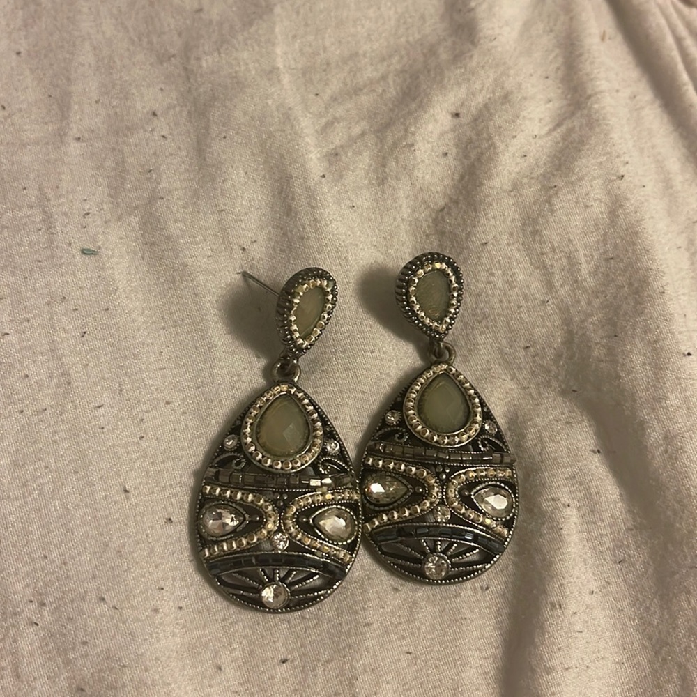 Classic Vintage Earrings ‼️BUNDLE AND SAVE‼️
